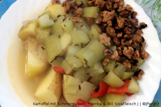 Kartoffel mit Schmorgurken, Paprika & BIO SojaFleisch