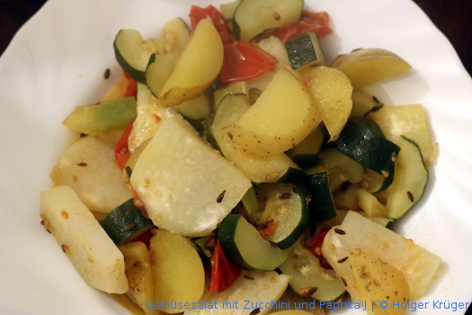 Gemüsesalat mit Zucchini und Paprika