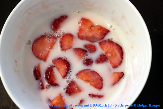 Gezuckerte Erdbeeren mit BIO-Milch