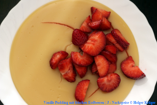 Vanille Pudding mit frischen Erdbeeren