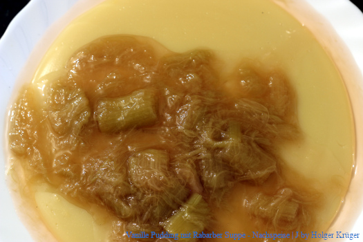 Vanille Pudding mit Rabarber Suppe